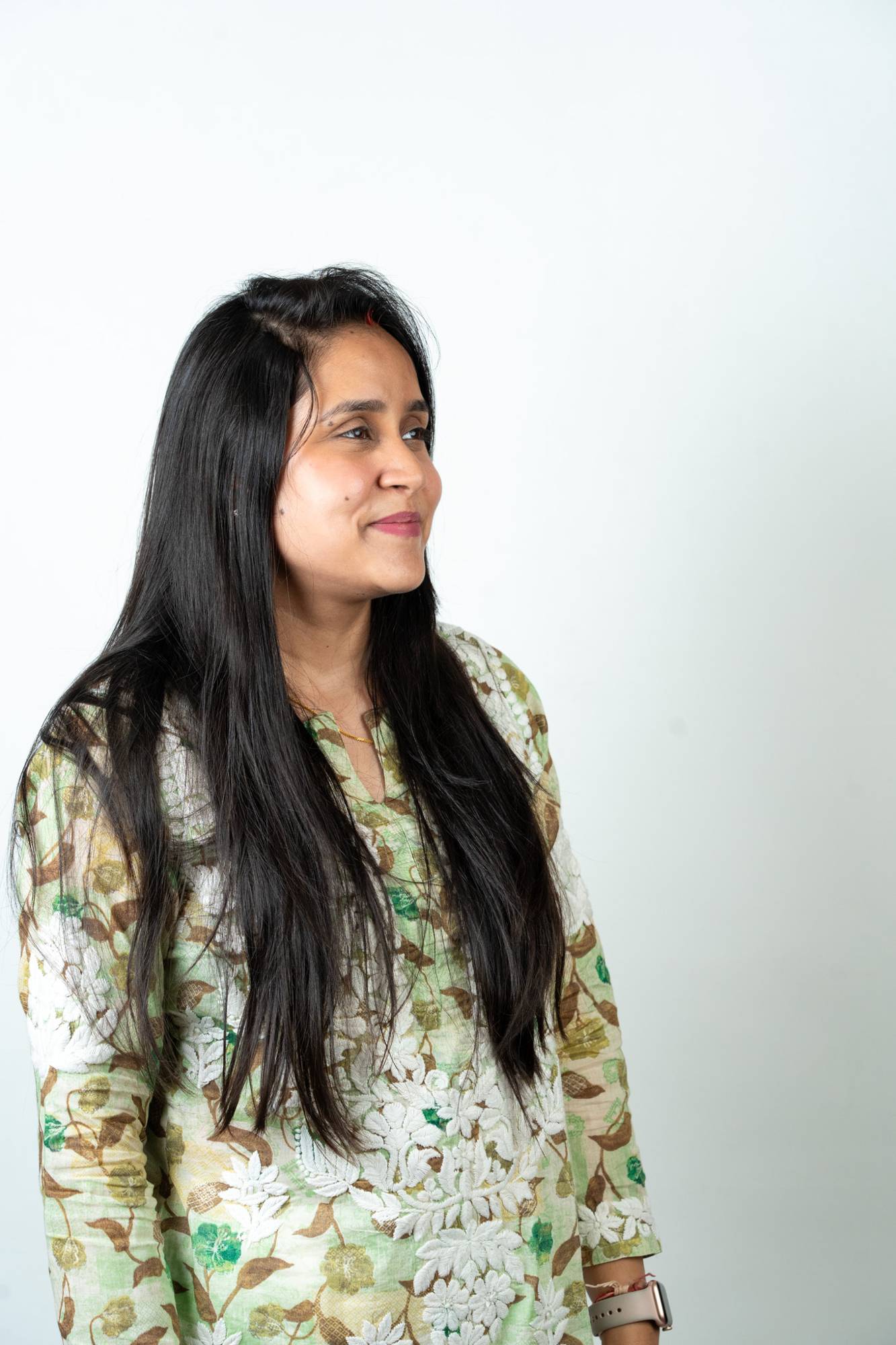 Model Wearing Dolcy Postpartum Invisible Hair Clip Patch in Jet Black – Front Portrait Showing Natural Hairline and Temple Coverage with Seamless Blend for Postpartum Hair Thinning