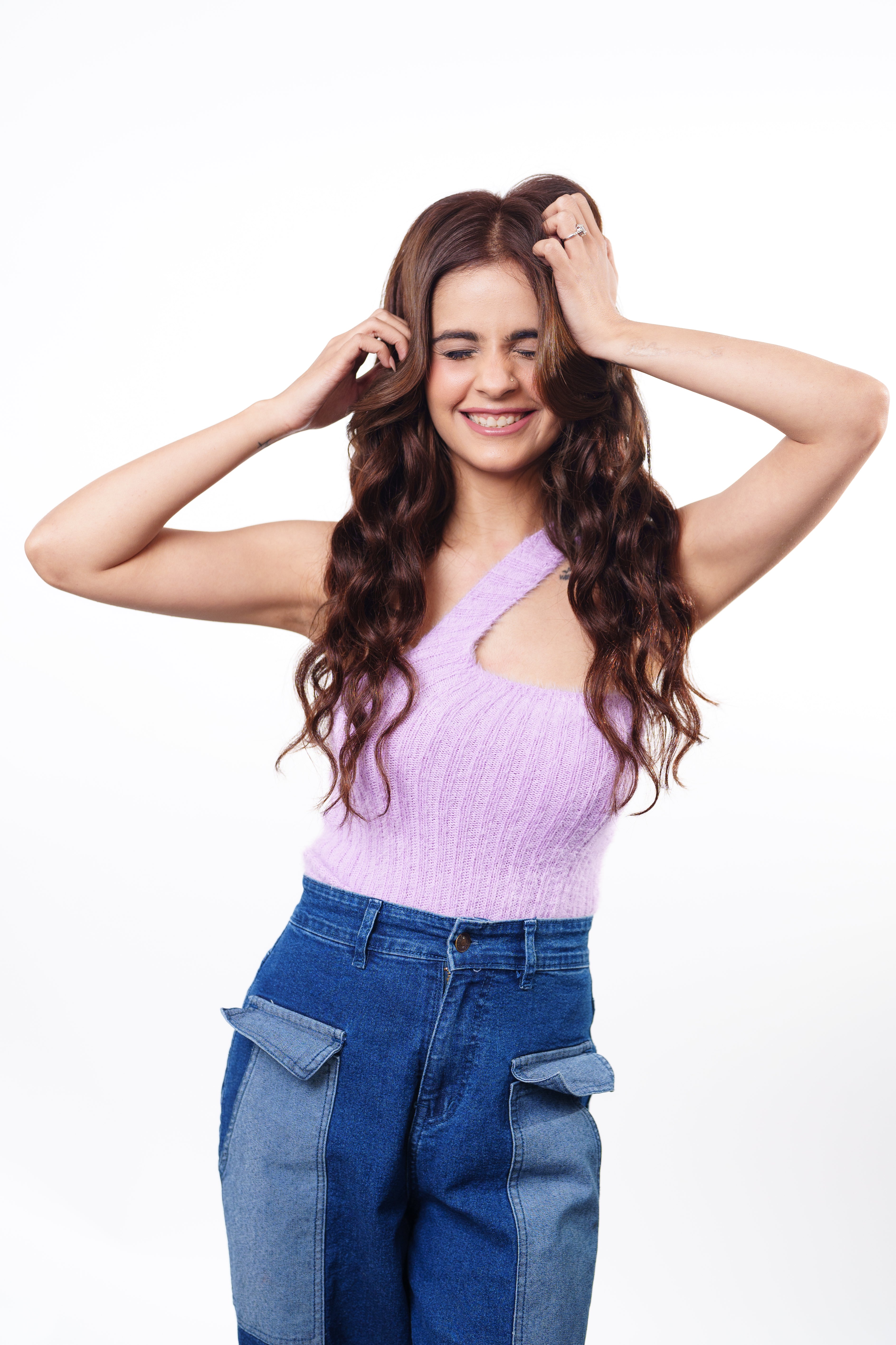 dolcy-classic-10-set-clip-in-wavy-hair-extension-dark-brown-front-lifestyle-full-coverage-voluminous-waves