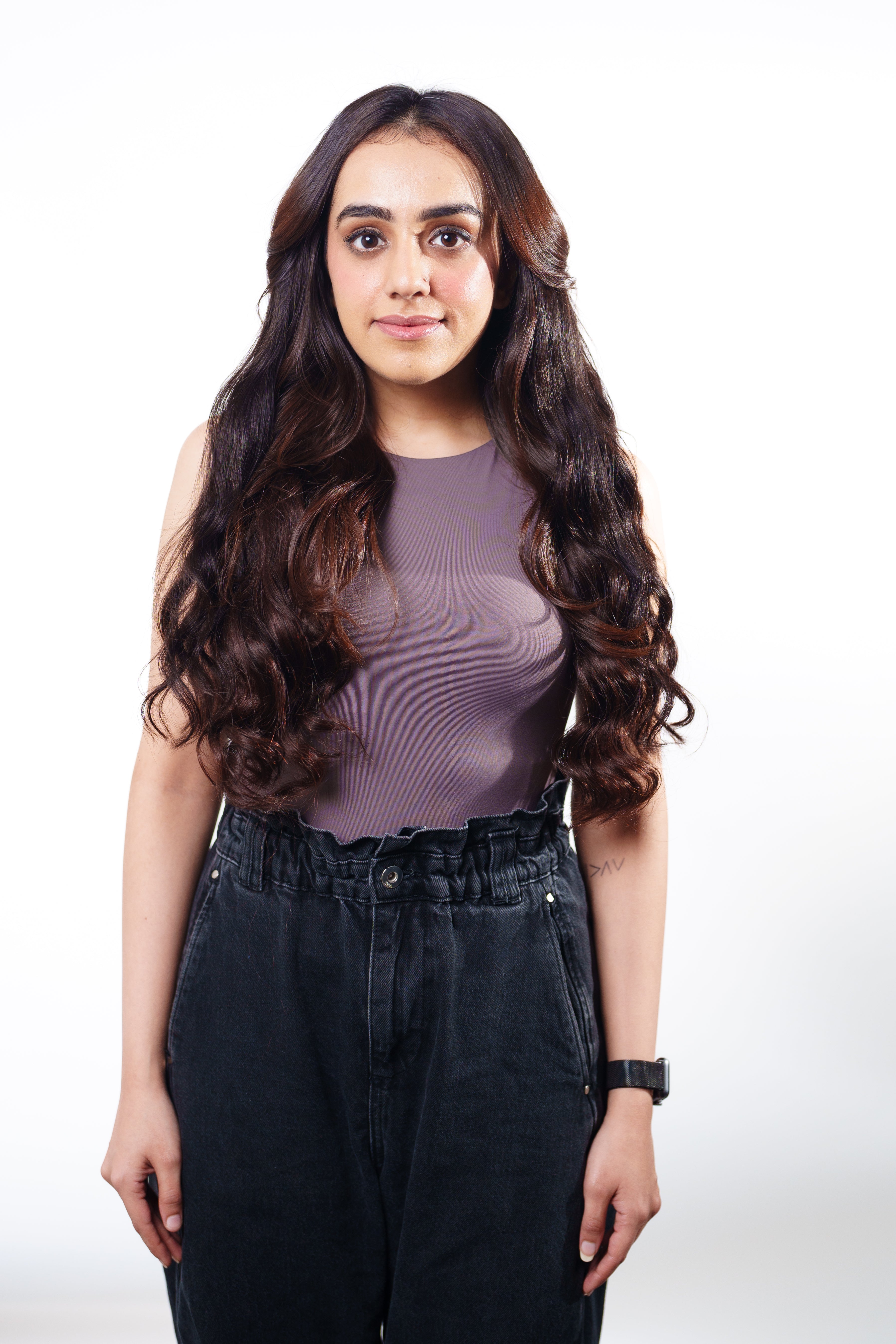 Model Wearing Dolcy Classic 7 Set Clip-In Wavy Hair Extension in Dark Brown – Front View Showing Full-Length Voluminous Bouncy Waves