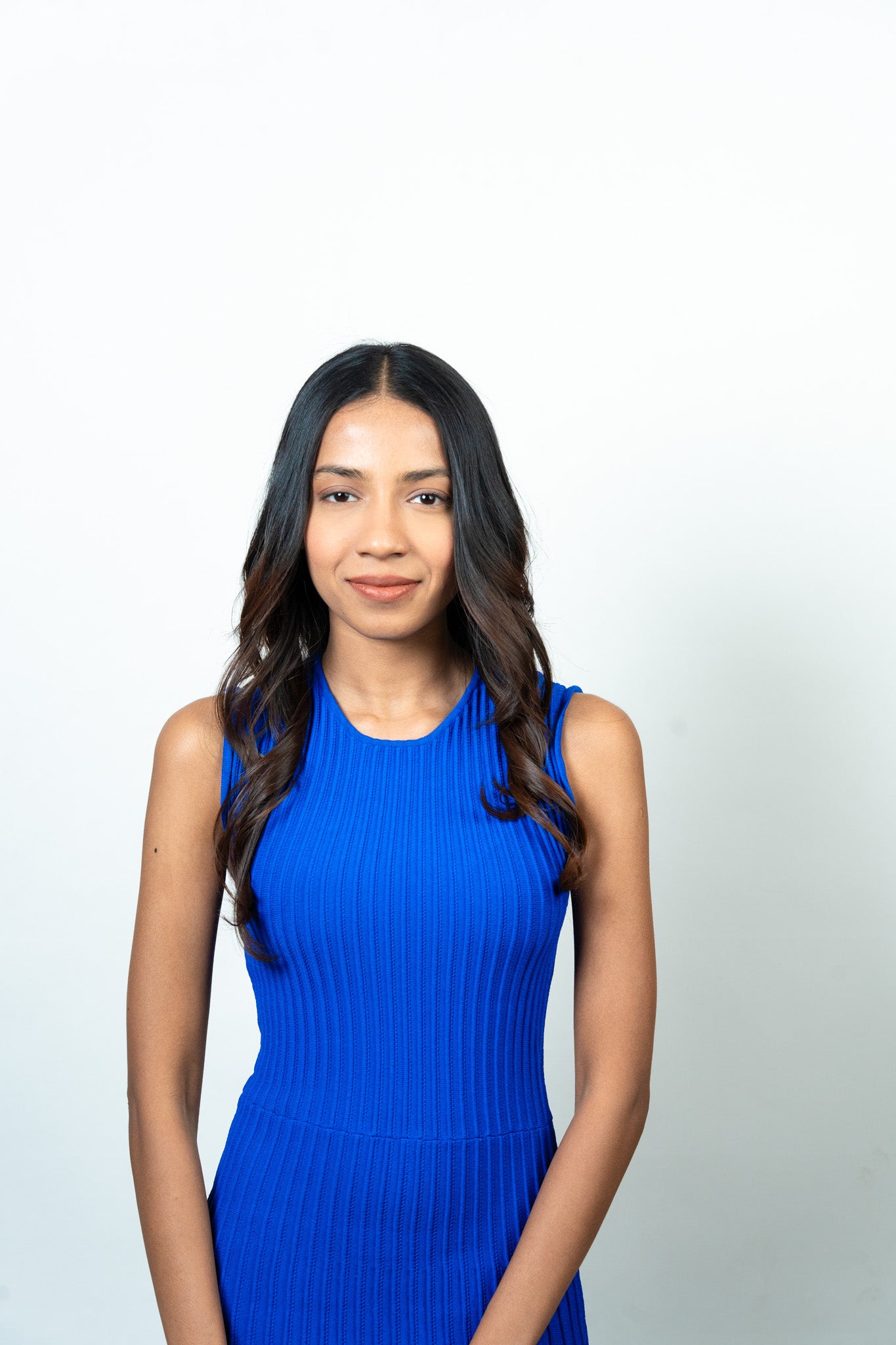 Before Look – Model's Natural Short Hair Prior to Applying Dolcy Halo Wavy Hair Extension in Dark Brown, Showing Length and Volume Transformation